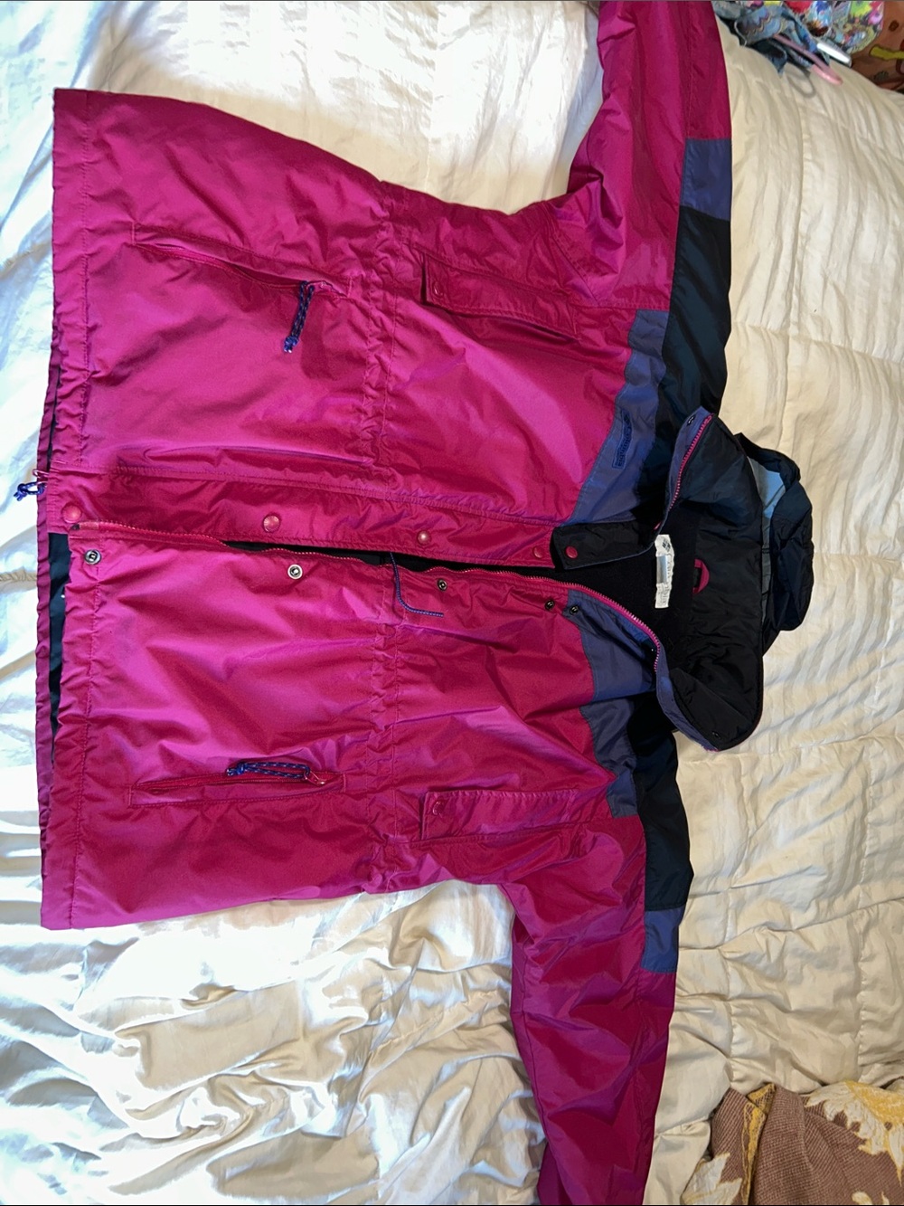 Vintage Columbia women’s ' Ski Jacket in Magenta with Navy Accents